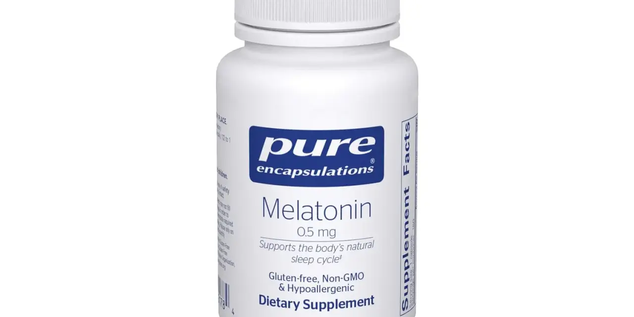 Biała butelka Pure Encapsulations Melatonin 0.5 mg, 180 kapsułek. Idealna dla osób szukających wsparcia snu, bez glutenu i GMO.