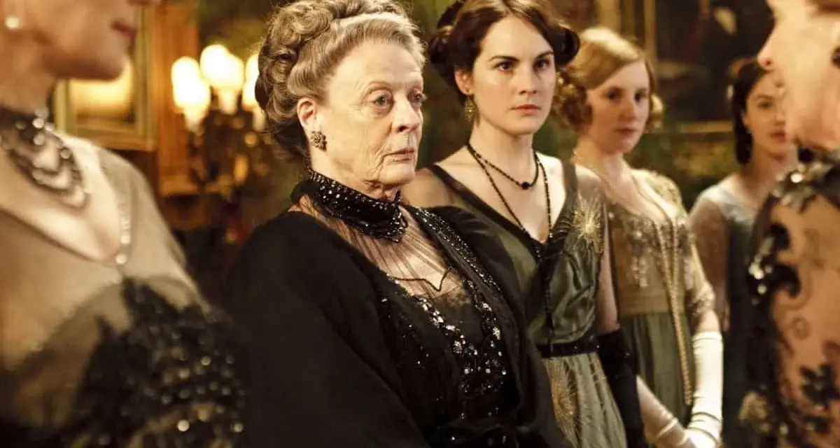 Donne eleganti in abiti d'epoca, un'atmosfera da film d'epoca con un tocco di mistero.