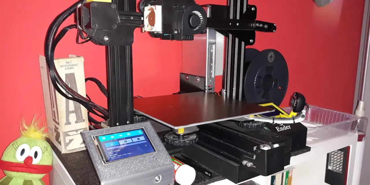 Drukarka 3D Ender 3 z ekranem dotykowym, gotowa do pracy z OctoPrint. Obok pluszowa zabawka.
