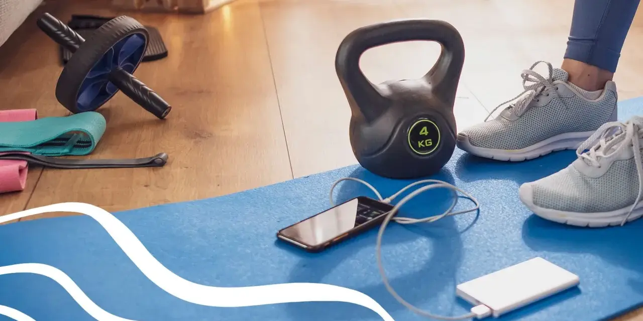 Kettlebell, buty sportowe, telefon i powerbank na macie do ćwiczeń. Gotowy na trening cardio w domu!