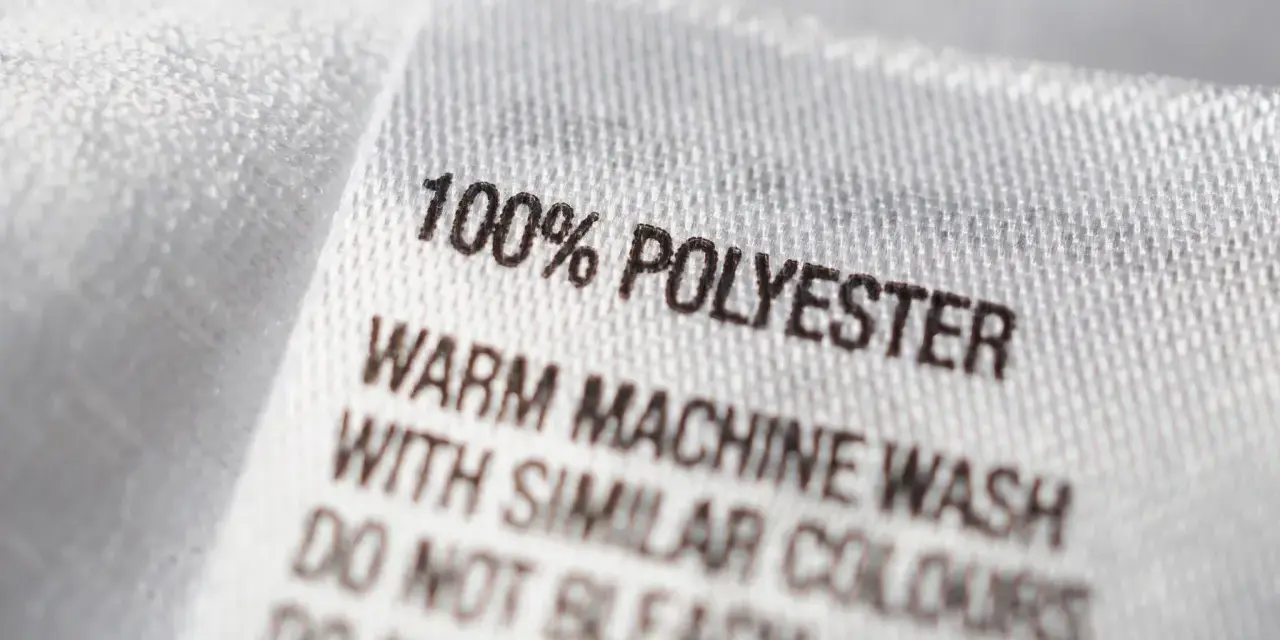 Metka informuje: 100% poliester. Jak prać poliester? Ciepłe pranie w pralce z podobnymi kolorami. Nie wybielać.