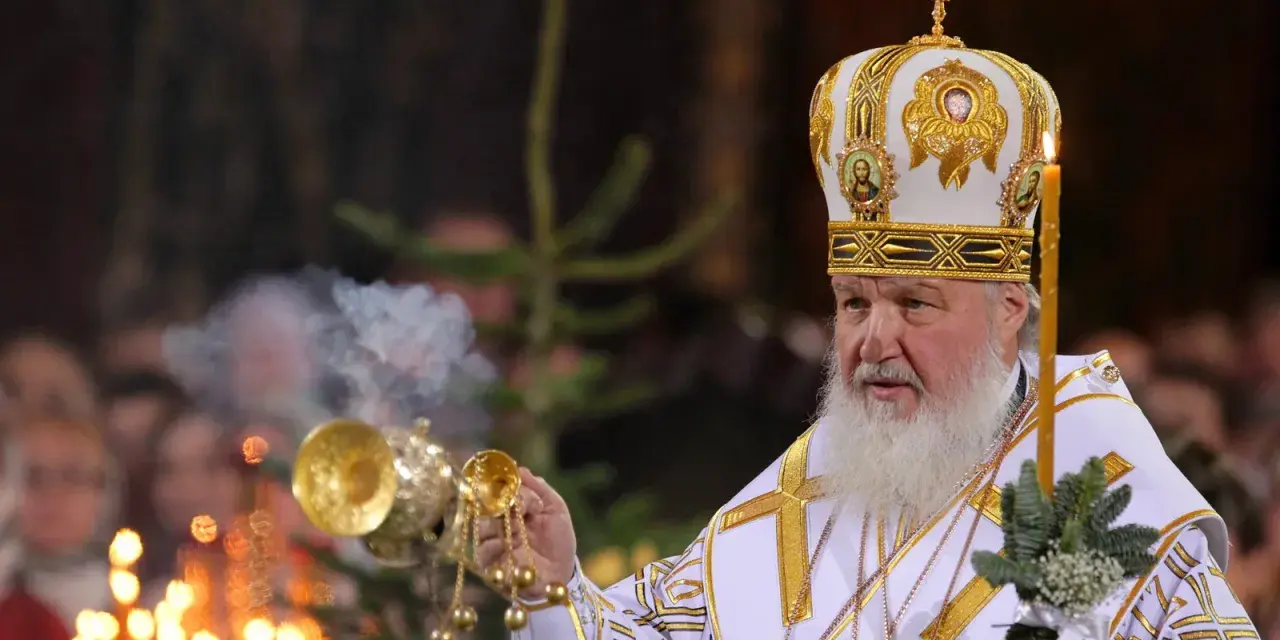 Ein orthodoxer Patriarch mit Mitra und Räuchergefäß bei einer Zeremonie. Dies zeigt, was ist orthodox: spirituelle Tiefe und Tradition.