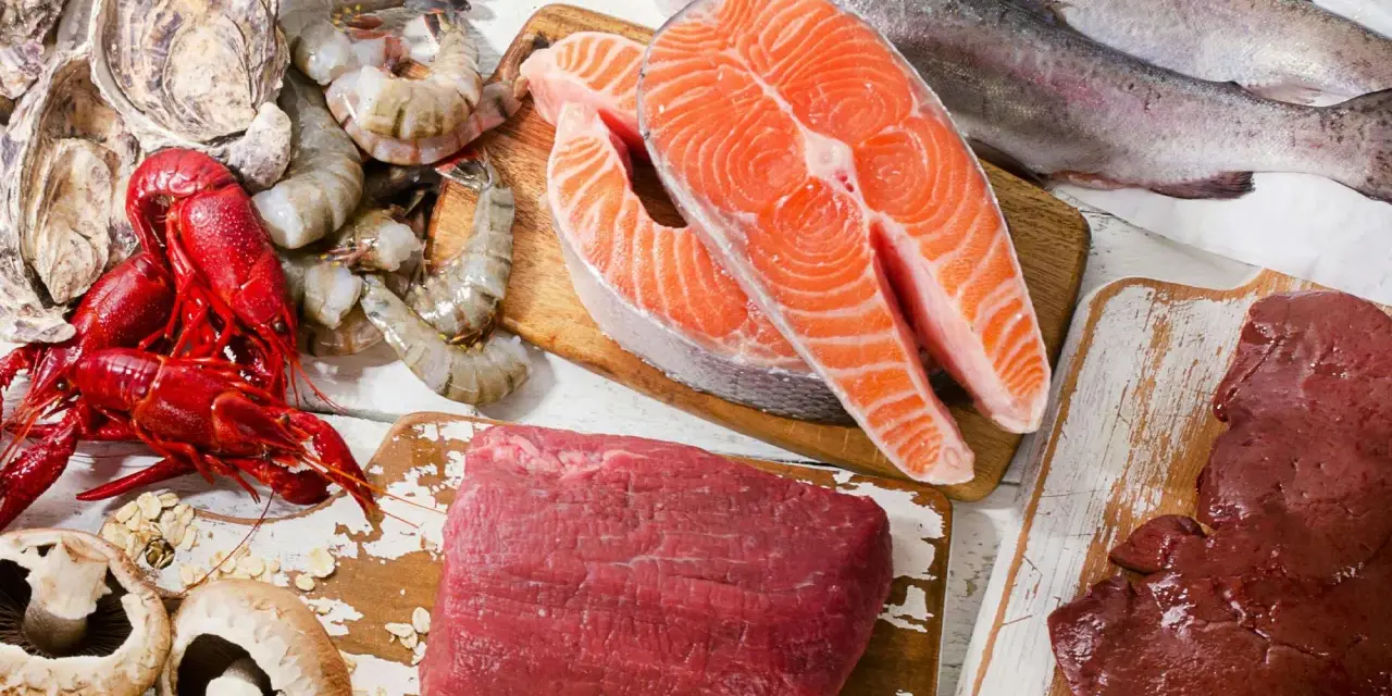 En buffé av godsaker: ostron, räkor, kräftor, laxfilé, hel fisk, kött och lever. Perfekt för en B12-rik måltid!