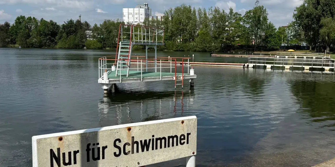 Der Sprungturm am Badeweiher Marl ist bereit für wagemutige Springer. Ein Schild weist darauf hin: "Nur für Schwimmer".