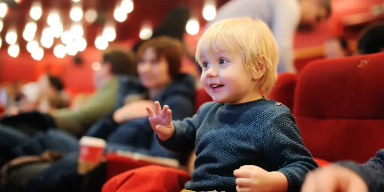 Kiedy do kina z dzieckiem? Odpowiedni wiek i najlepsze filmy