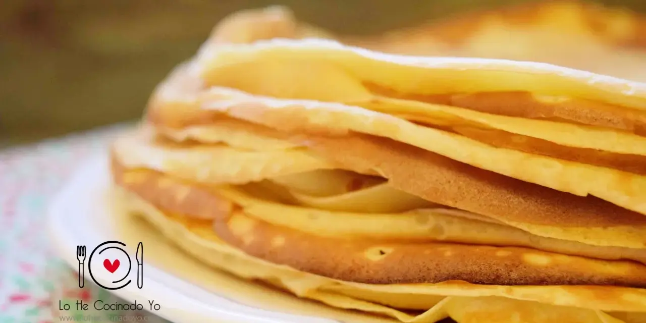 Una pila de crepes dorados, perfectos para tu próxima receta de crepes.