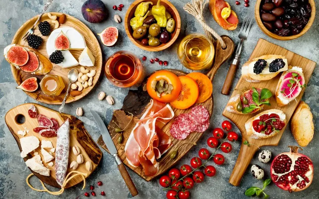 Impreza w stylu lat 80: smakowite menu, które zachwyci gości
