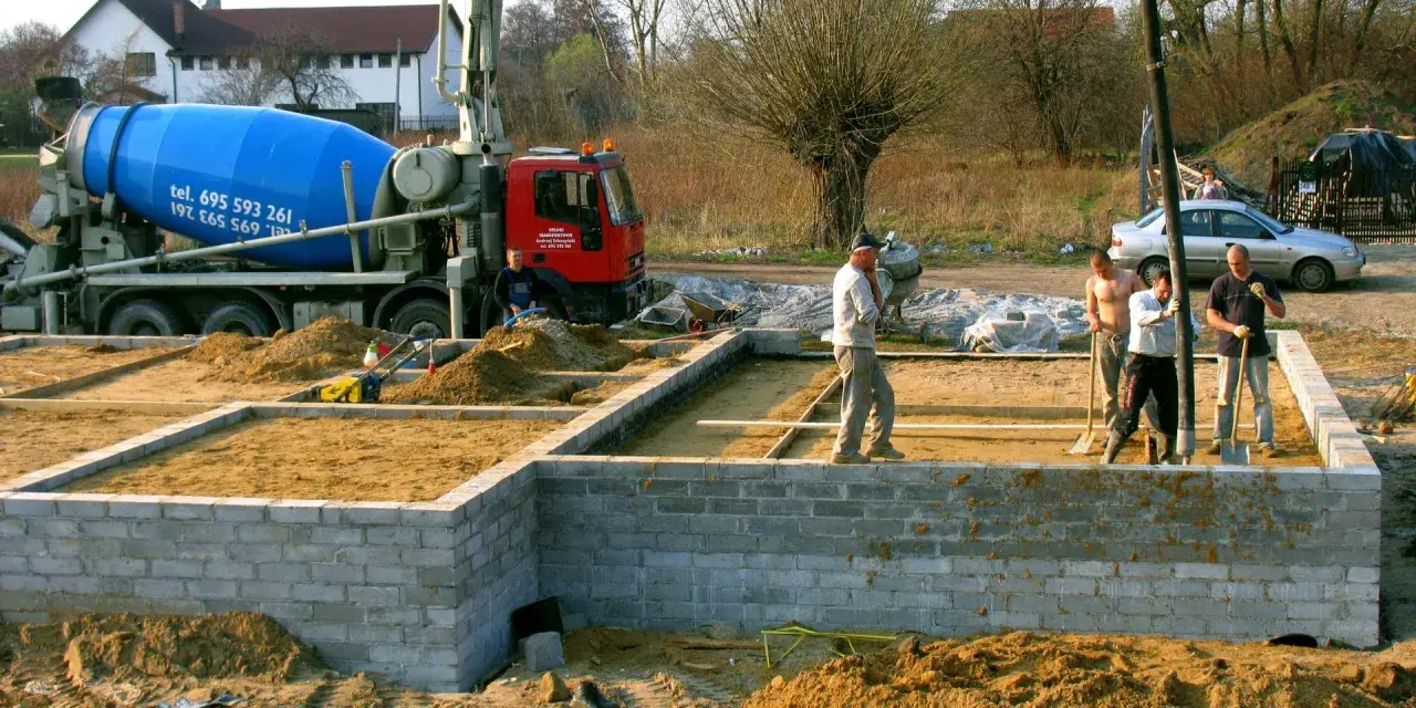 Czym obsypać fundamenty, aby uniknąć problemów z wilgocią?