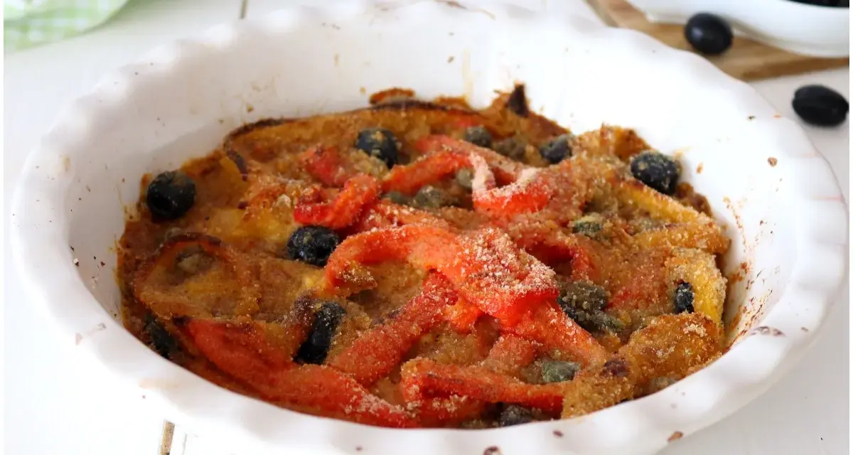 Peperoni gratinati al forno, un piatto saporito con olive nere e capperi, pronto per essere gustato.
