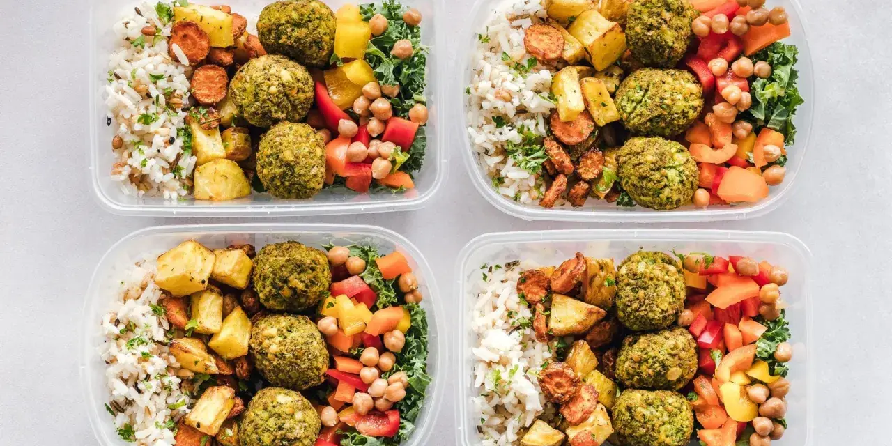Vier Behälter mit gesunden meal prep Rezepten: Reis, Falafel, geröstetes Gemüse und Salat.