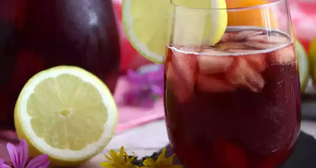 Orzeźwiająca Sangria czerwona z cytryną i lodem. Idealna na upalne dni, czy wybierasz Sangria biała?