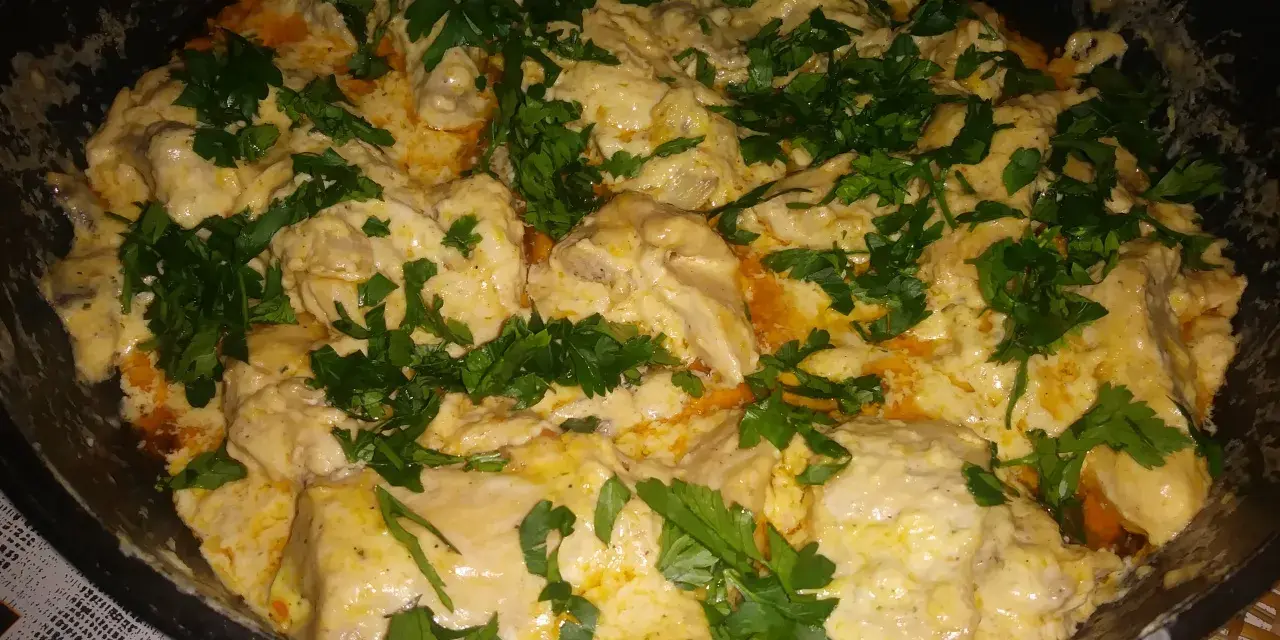 Keto kurczak z mascarpone w kremowym sosie, posypany świeżą natką pietruszki. Pyszne danie gotowe do podania.