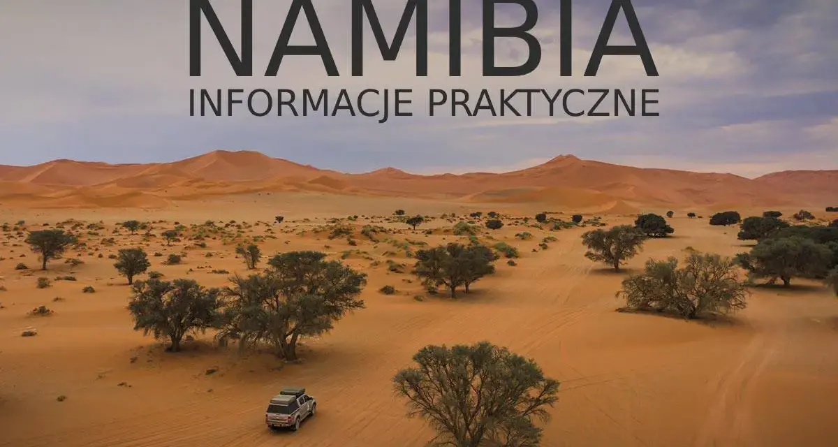 Pustynny krajobraz Namibii z wydmami i akacjami. Samochód terenowy przemierza piaszczyste drogi, odkrywając fascynujące **Namibia atrakcje**.