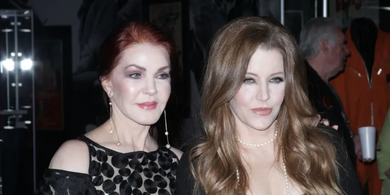 Priscilla Presley und ihre Tochter Lisa Marie Presley, die Elvis' Tochter ist, posieren für ein Foto.