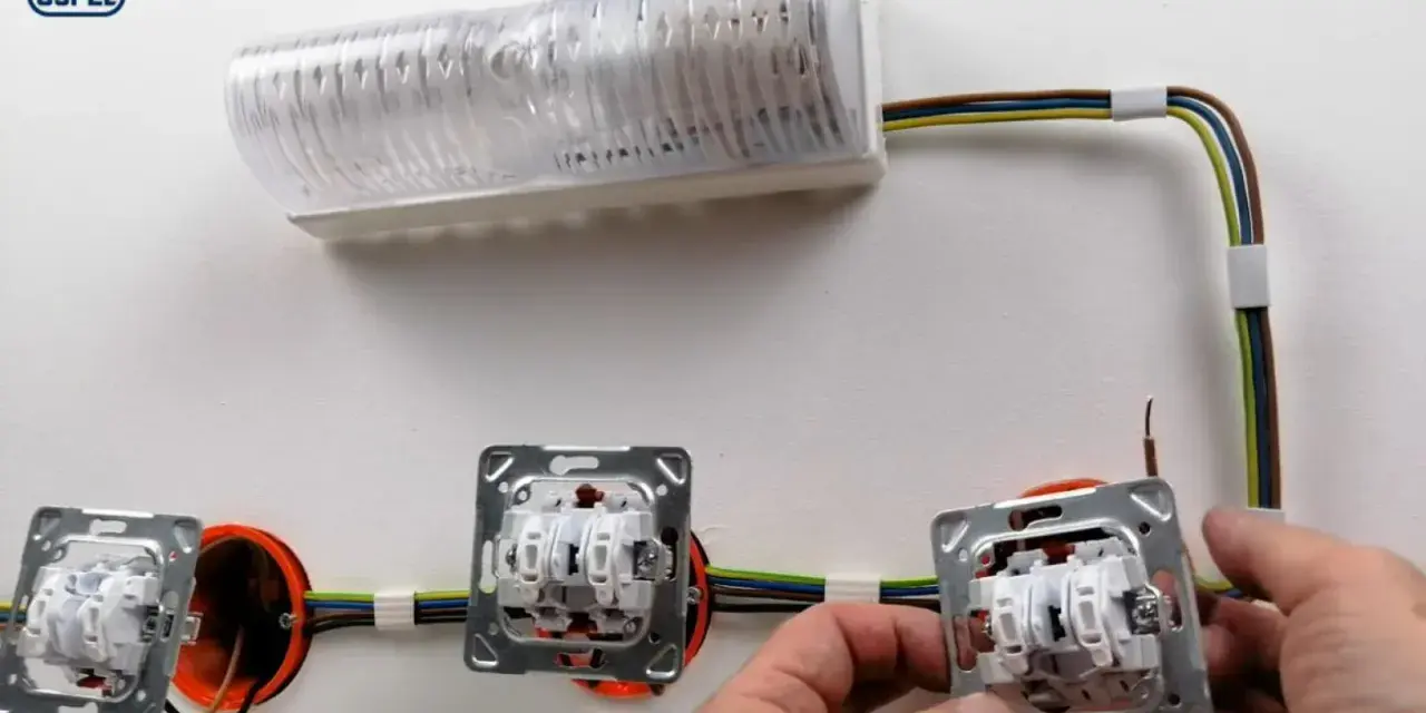 Instalacja elektryczna z lampą i trzema łącznikami. Dowiedz się, co to jest łącznik świecznikowy i jak działa.