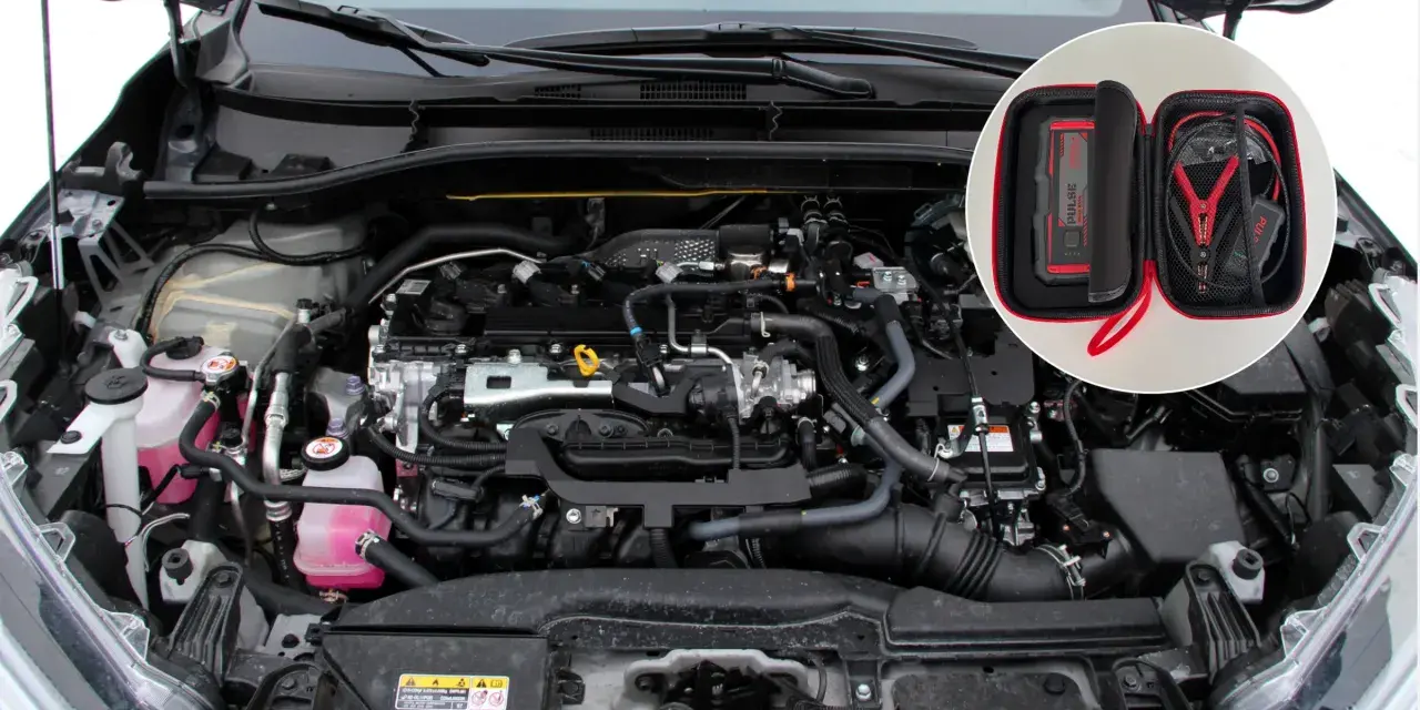 Silnik Toyoty Auris Hybrid. Akumulator 12V znajduje się z przodu, po prawej stronie komory silnika. W zestawie rozruchowym znajduje się booster.