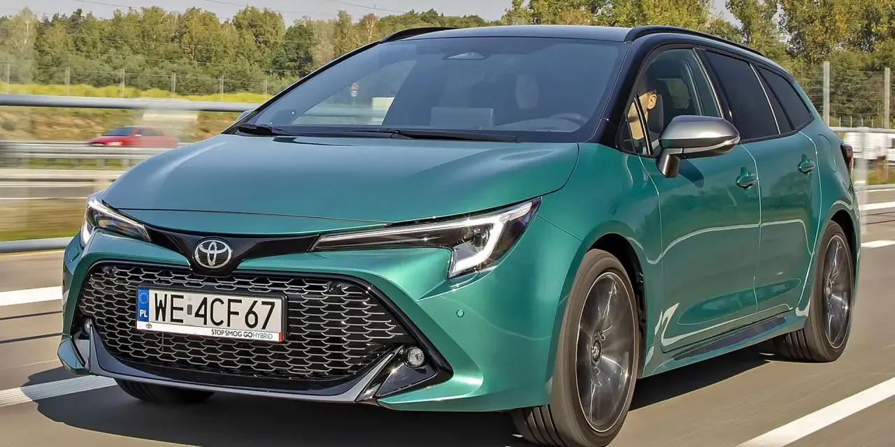 Zielona Toyota Corolla na drodze. Sprawdź aktualną toyota corolla cena i wybierz swój wymarzony model.