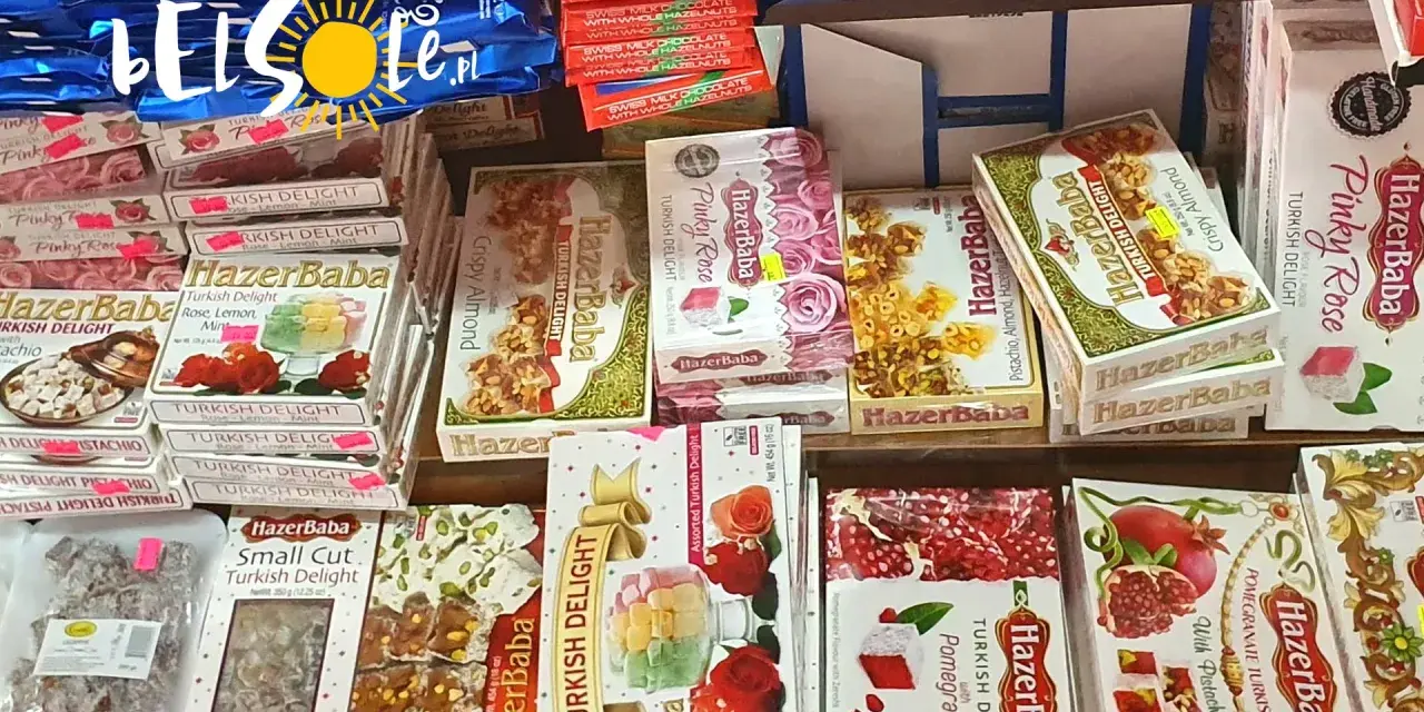 Co warto kupić na Cyprze? Mnóstwo słodkości: chałwy, baklavy, Turkish Delight w różnych smakach, np. różany, pistacjowy, z granatem.