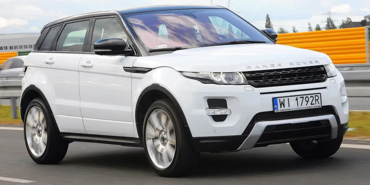 Biały Range Rover Evoque w ruchu drogowym. Właściciele zgłaszają land rover evoque awarie i problemy, ale auto nadal wygląda stylowo.
