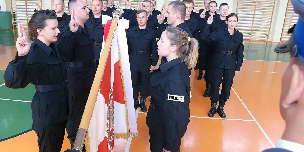 Nowi policjanci składają ślubowanie. To początek ich służby, ważny moment w karierze.