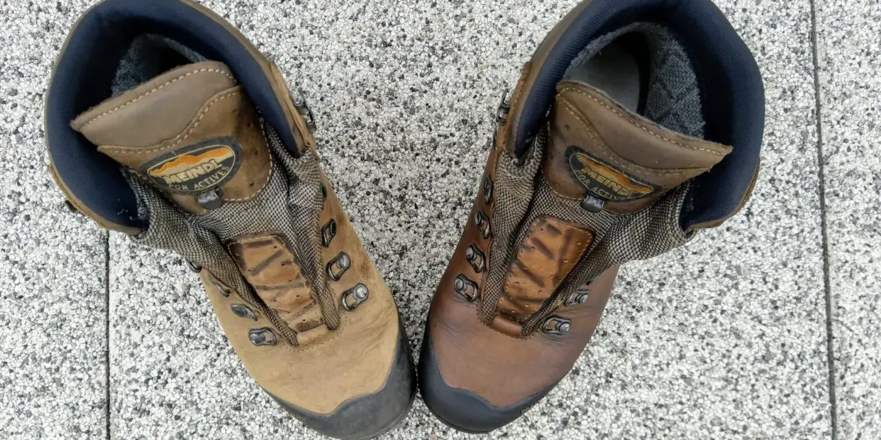 Paire de chaussures de randonnée Meindl, une plus sale que l'autre. Apprenez comment nettoyer des chaussures de randonnée pour les garder en bon état.