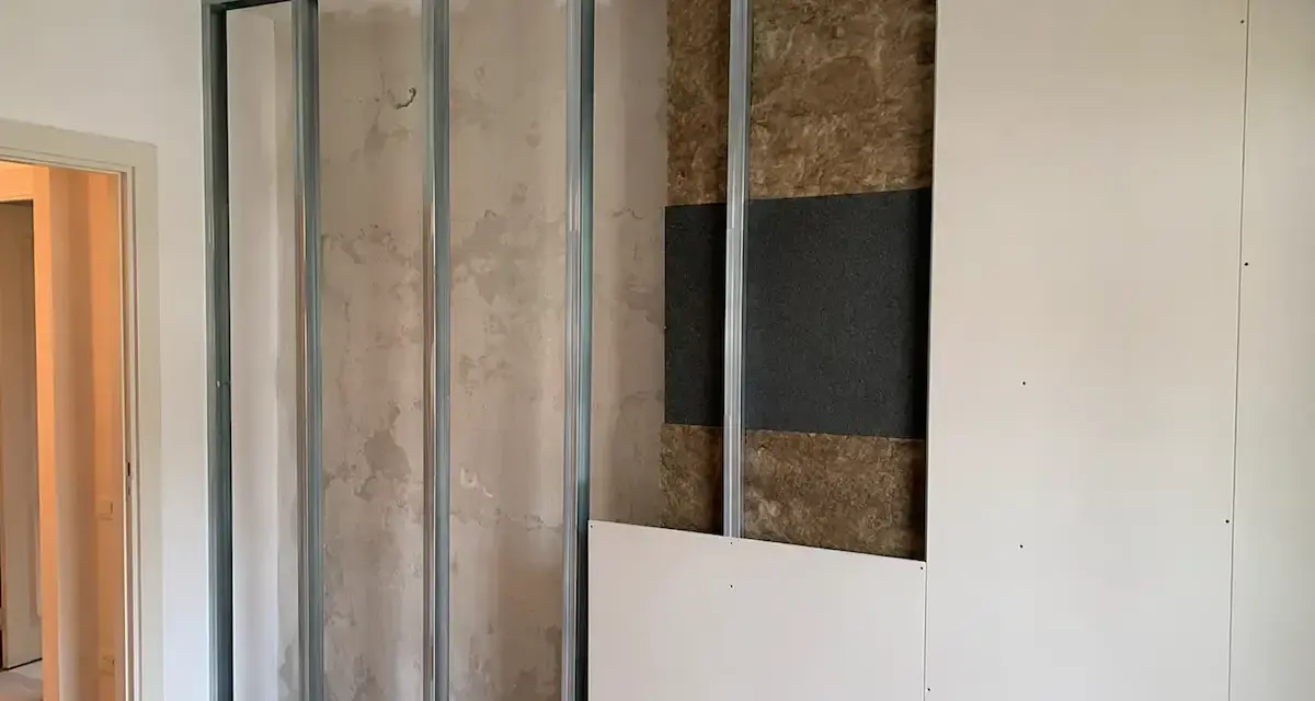 Costruzione di una parete interna con struttura metallica, isolamento acustico e pannelli in cartongesso. Si valuta lo spessore per un ottimo isolamento acustico delle pareti.