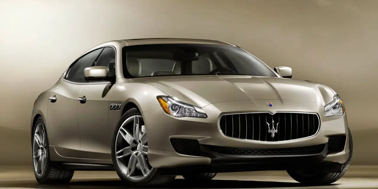 Elegancki Maserati Quattroporte w kolorze szampańskim. Nawet tak luksusowe auta mogą mieć swoje maserati quattroporte awarie i problemy.