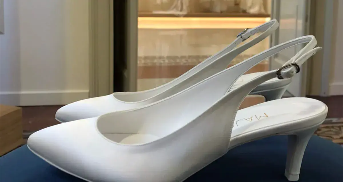 Eleganti scarpe da sposa bianche con cinturino posteriore, perfette per chi cerca dove comprare scarpe da sposa uniche.