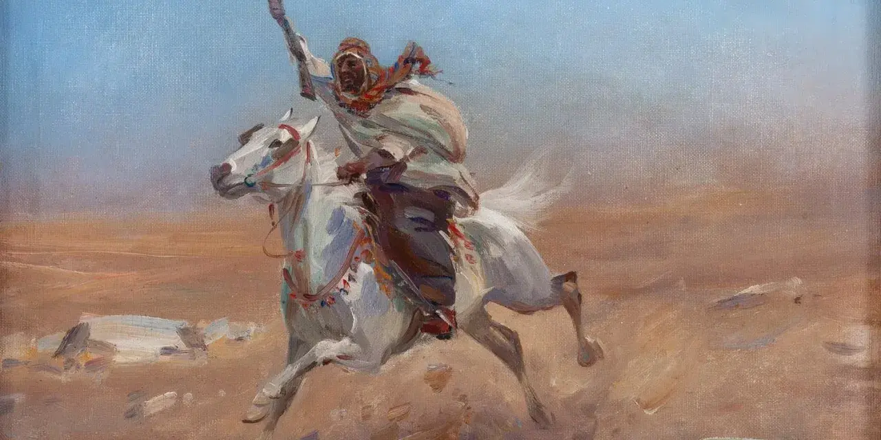 Biały koń galopuje przez pustynię, dosiada go wojownik w tradycyjnym stroju, z uniesioną włócznią. Obraz w stylu orientalizm.