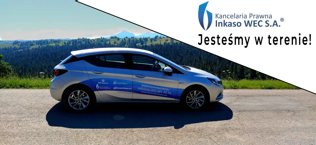 Srebrny samochód Kancelarii Prawnej Inkaso WEC S.A. z napisem "Jesteśmy w terenie!" na tle górskiego krajobrazu.