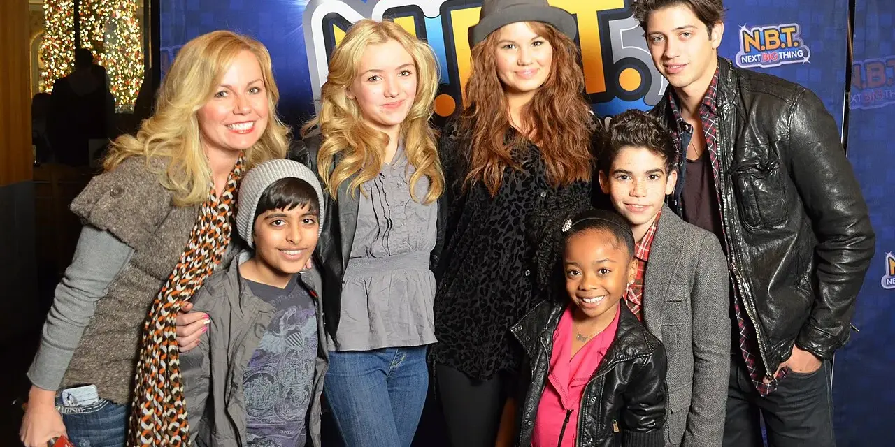 Obsada programu telewizyjnego Jessie pozuje do zdjęcia z Radio Disney.