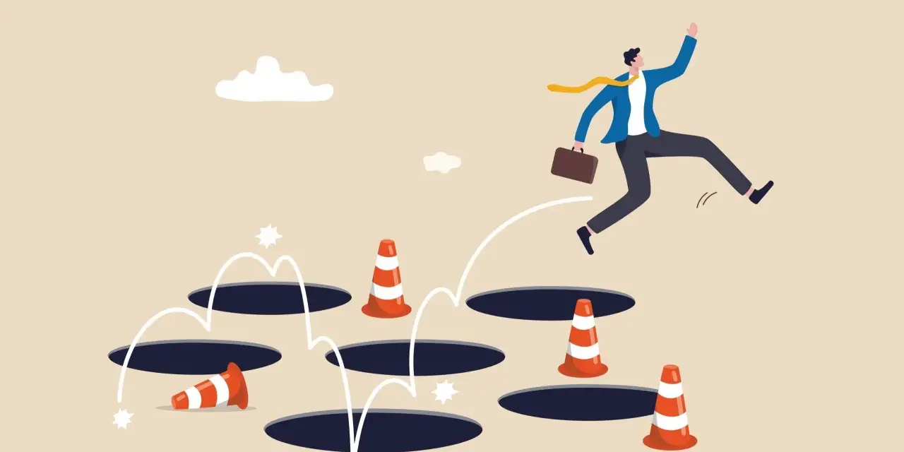 Un homme d'affaires saute par-dessus des trous, naviguant dans un parcours semé d'embûches. Il semble éviter les obstacles, comme dans un remembrement de propriété complexe.