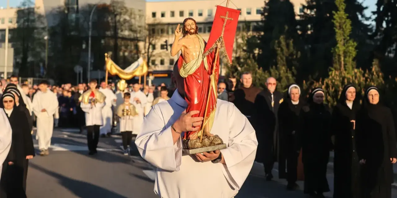 Procesja z figurą Chrystusa. Wiele osób, w tym zakonnice i księża, idzie ulicą. To część obchodów, które przypominają, ile trwa okres wielkanocny.