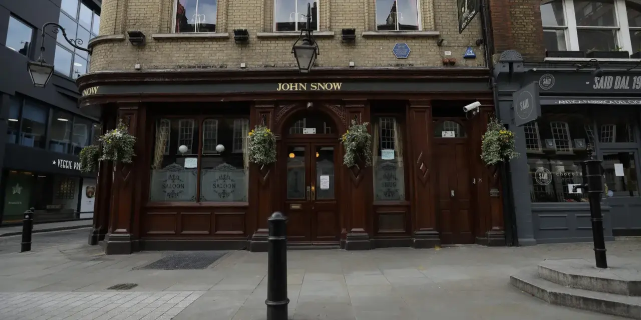 Le pub John Snow, nommé en l'honneur du médecin qui a cartographié le choléra, est une façade de pub en bois sombre.