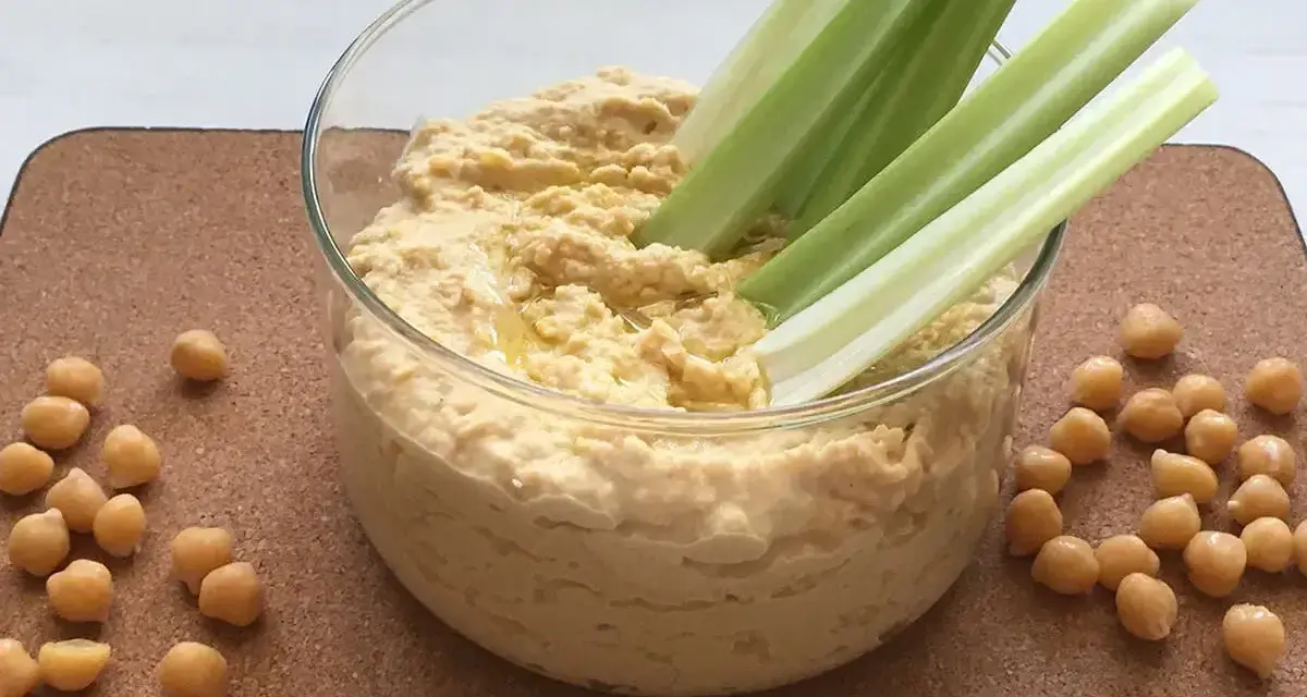 Pyszny, kremowy hummus z ciecierzycy, idealny do maczania łodyg selera. Oto co to jest hummus – zdrowa przekąska!