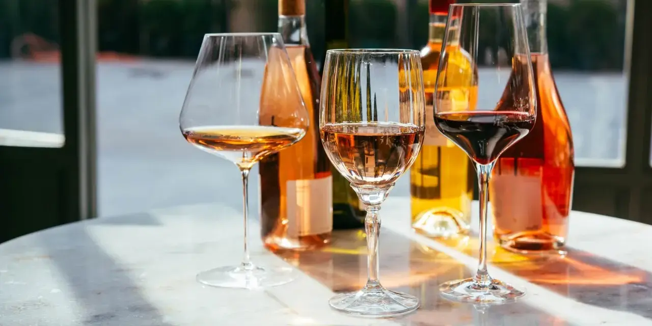 Degustacja win: różowe, białe i czerwone. Czy wiesz, jakie to wino? Chardonnay to uniwersalny szczep, który daje wina o różnorodnym charakterze.