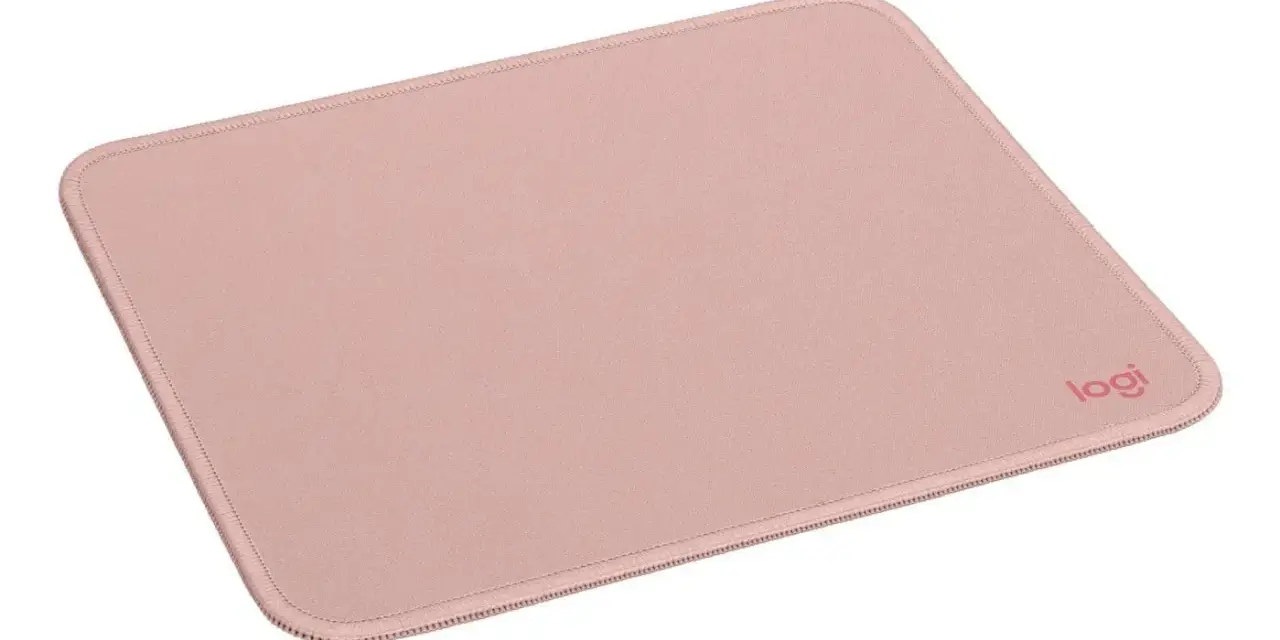 En mjuk, rosa musmatta med diskret Logitech-logotyp. Perfekt för en stilfull arbetsplats.