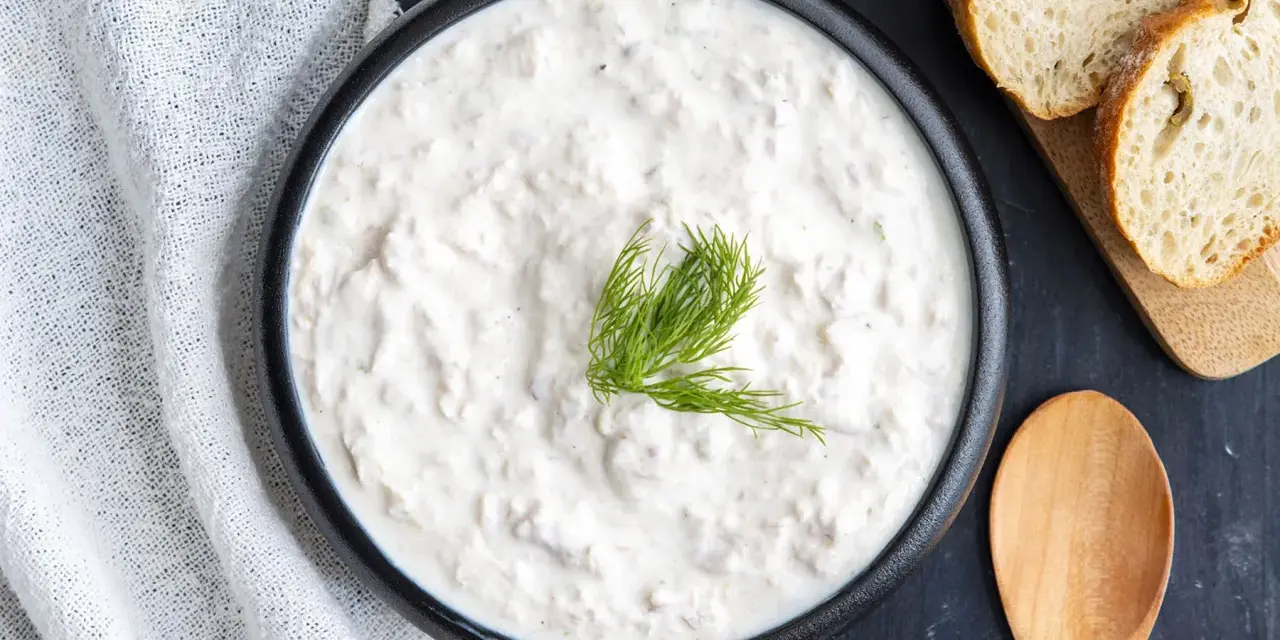 Cremiger Thunfisch-Dip mit Dill garniert, bereit zum Genießen mit frischem Brot.
