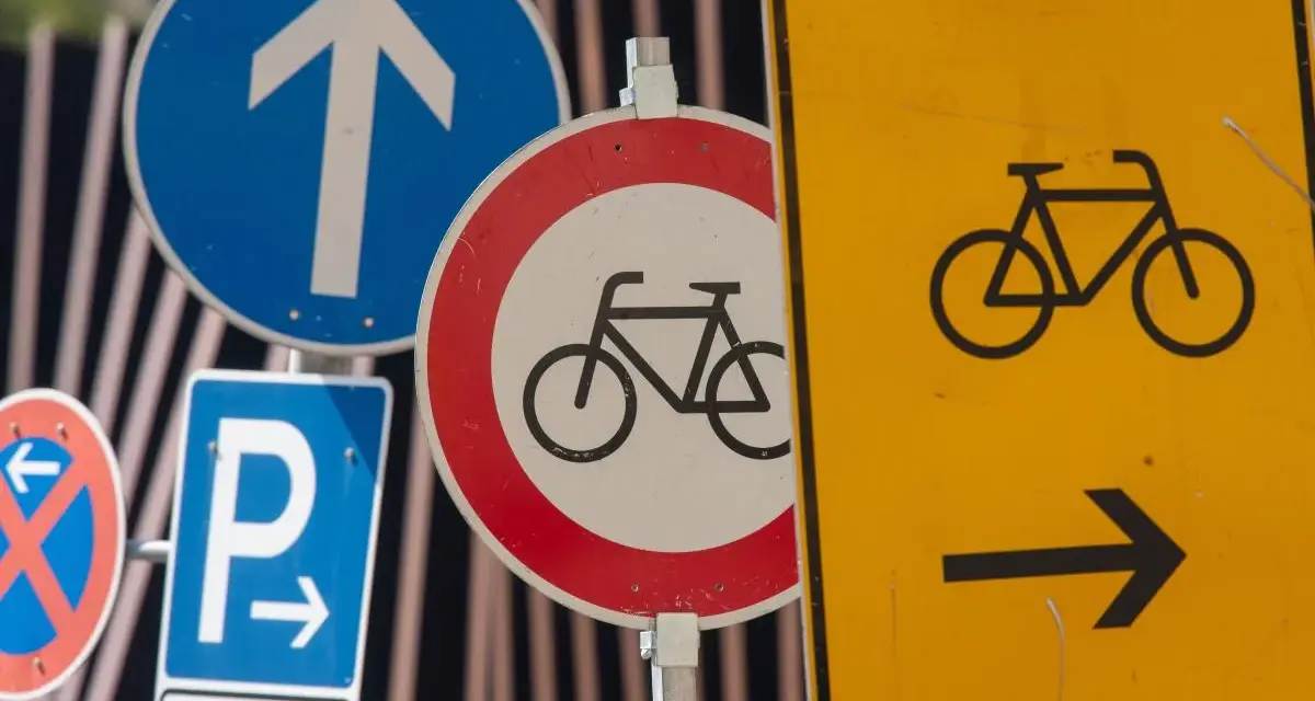 Verschiedene verkehrsschilder bedeutung: Radweg, Parken, Einfahrt und mehr.
