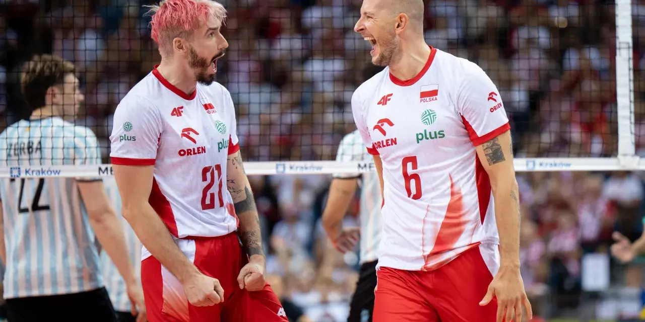 Dwóch zawodników siatkówka polska w biało-czerwonych strojach świętuje punkt. Jeden z różowymi włosami, drugi łysy, obaj krzyczą z radości.