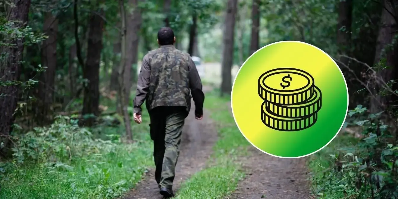 Leśniczy idzie przez las, zastanawiając się, ile zarabia leśniczy. Obok ikona monet.