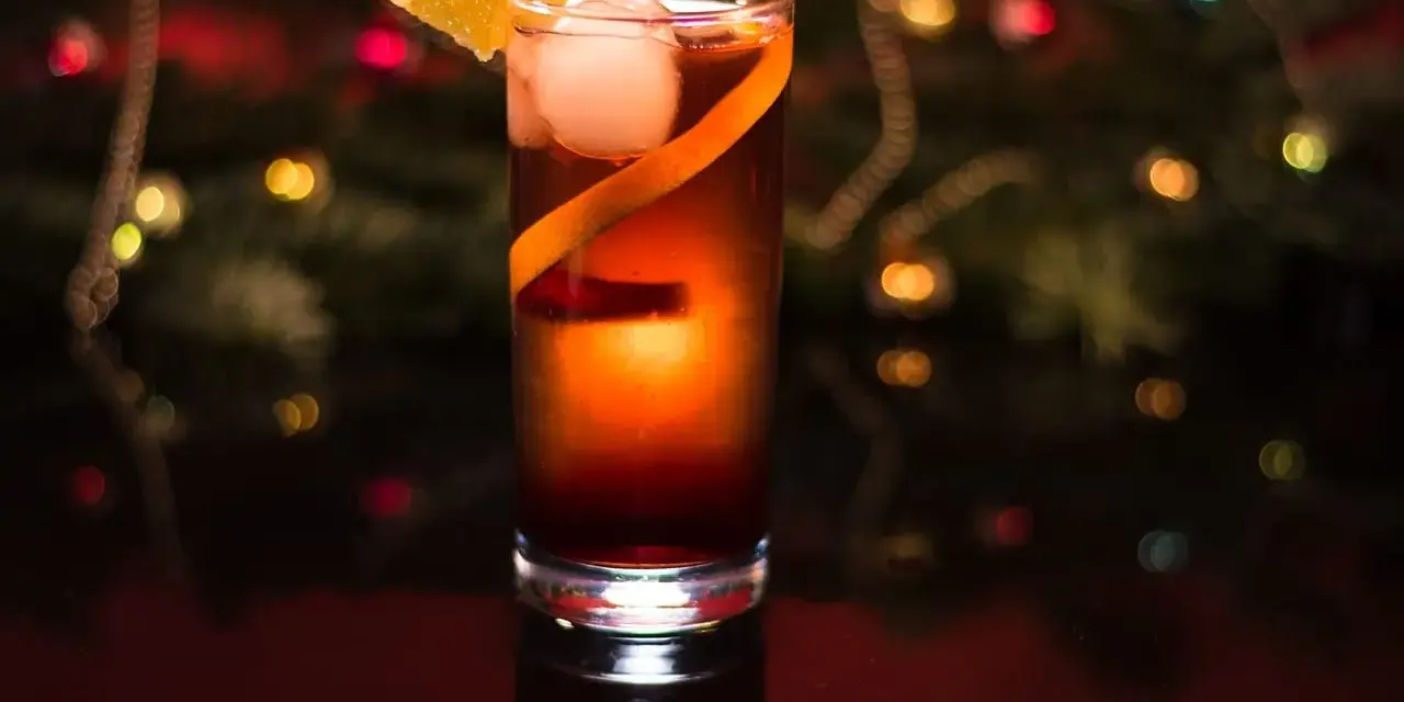 Koktajl z pomarańczą i lodem. Szukasz, czym zastąpić likier maraschino?