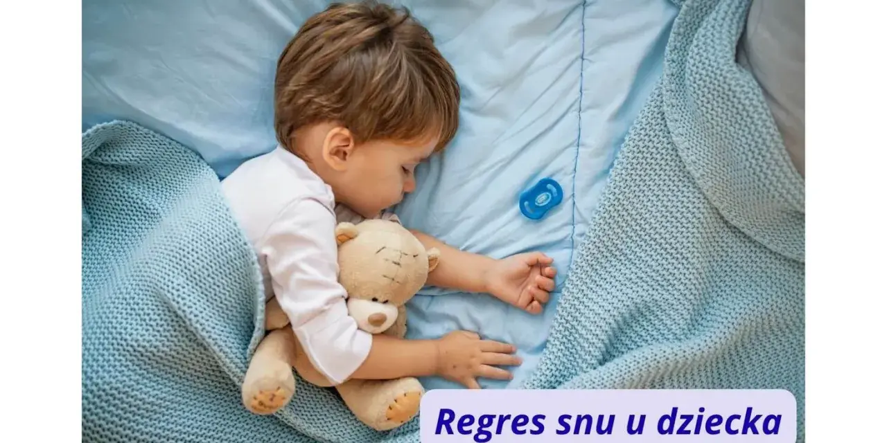 Małe dziecko śpi z misiem, otulone błękitnym kocykiem. Obok smoczek. To może być moment regresu snu u dziecka.