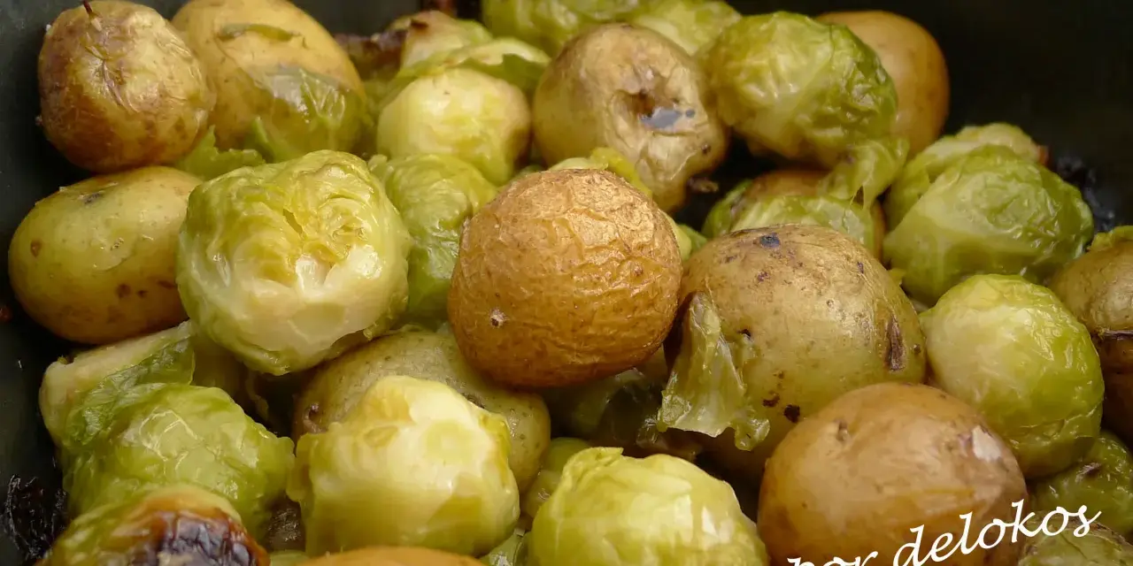 Patatas y coles de Bruselas asadas, listas para disfrutar.