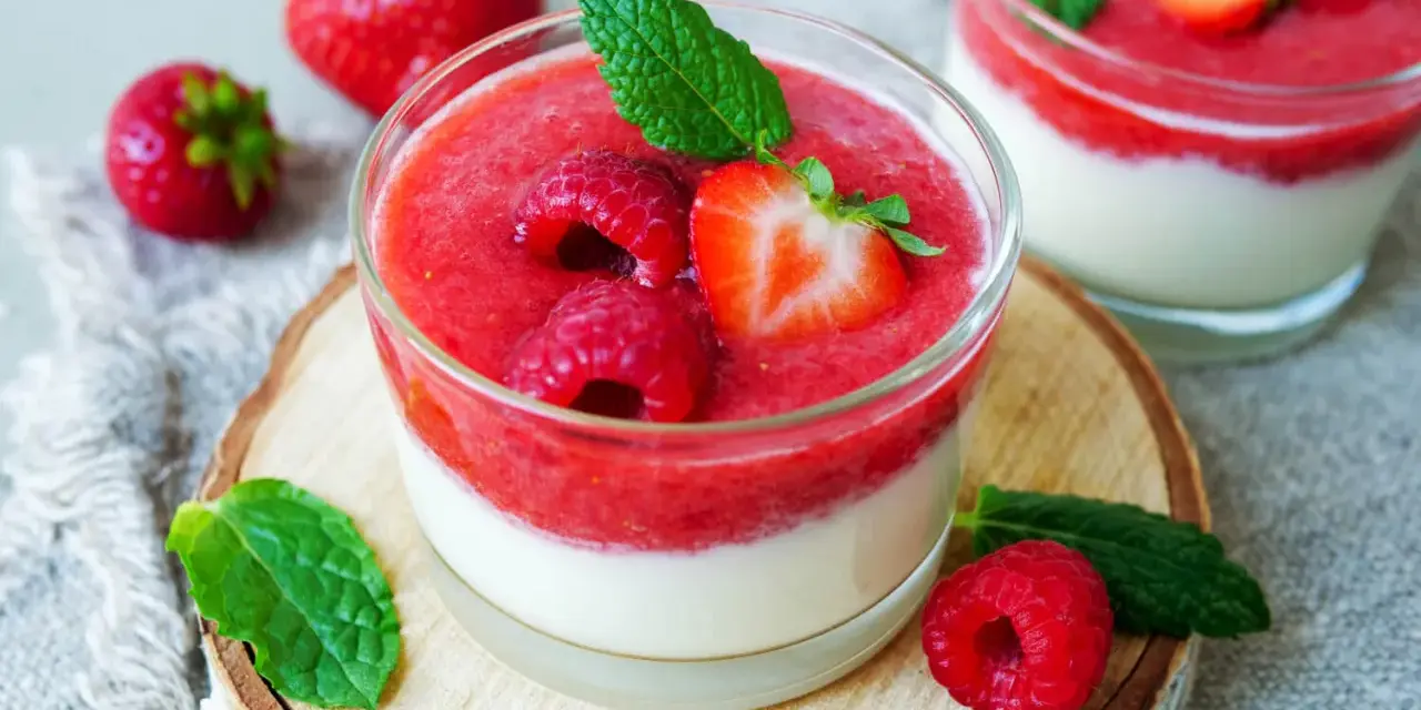 Erfrischendes Joghurt-Dessert mit Erdbeerpüree und Beeren, ein leichtes joghurtbombe rezept.