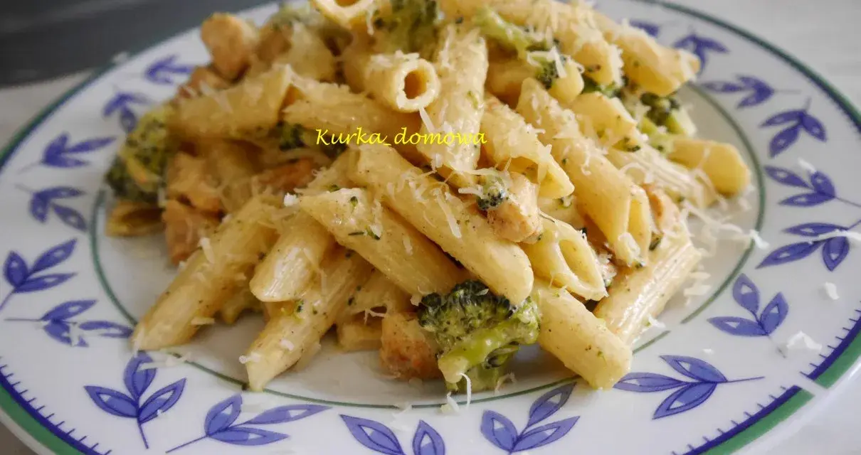Penne z kurczakiem i brokułami, posypane parmezanem. Prosty przepis na pyszny obiad.