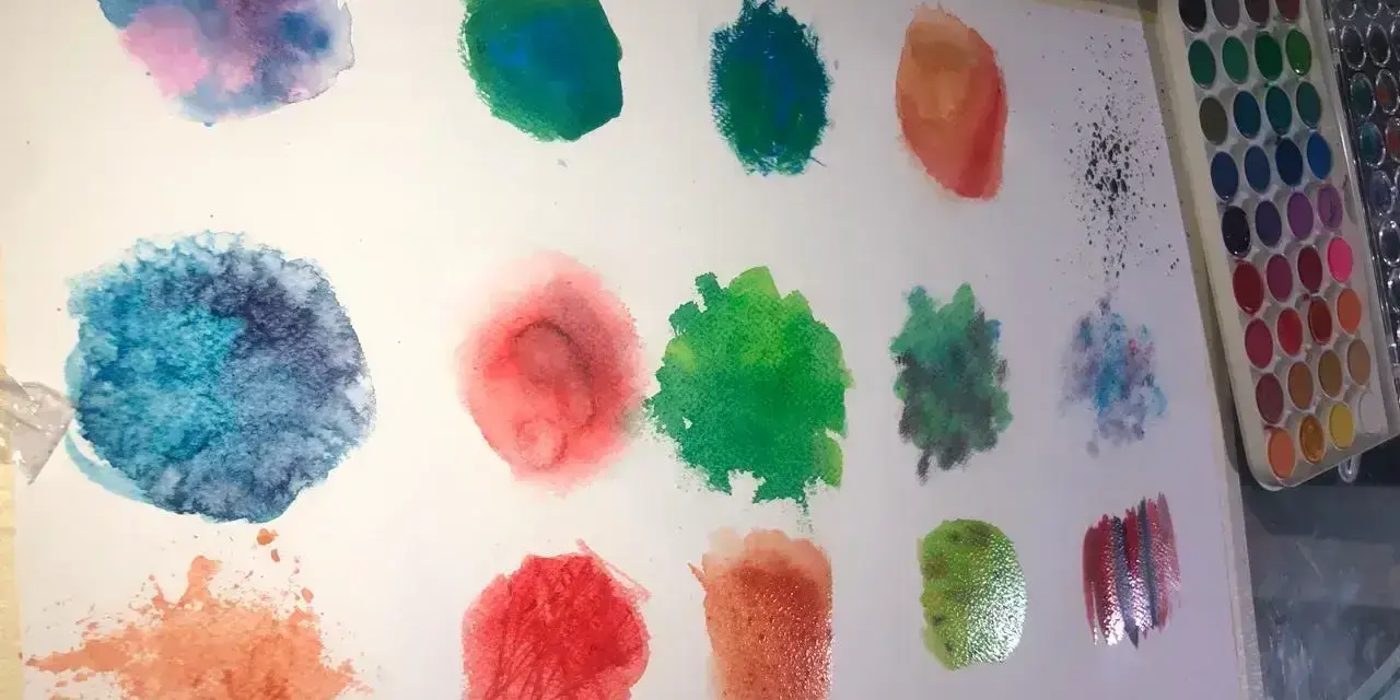 Manchas de acuarela con vibrante textura acuarela, explorando diferentes técnicas y colores.