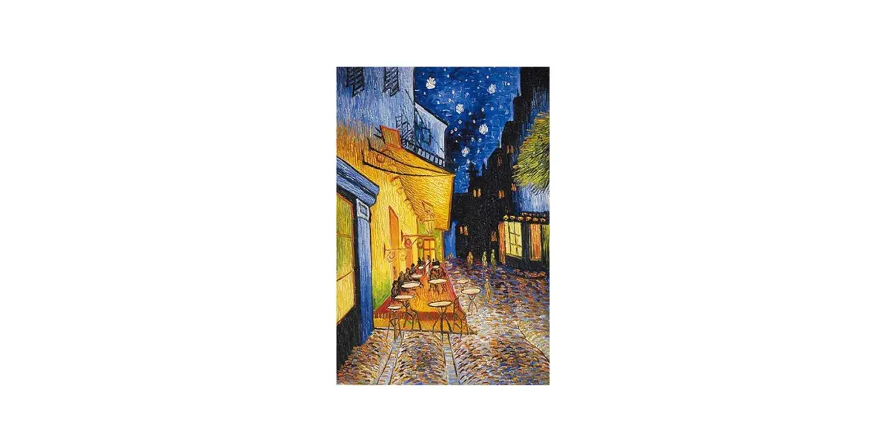 Nocna kawiarnia Van Gogha, rozświetlona żółtym blaskiem, pod rozgwieżdżonym, granatowym niebem. Brukowana uliczka, puste stoliki, atmosfera spokoju.