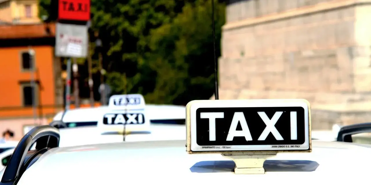 Mehrere Taxis in Italien, bereit, Touristen zu befördern. Die Taxi Kosten in Italien können je nach Stadt und Tageszeit variieren.