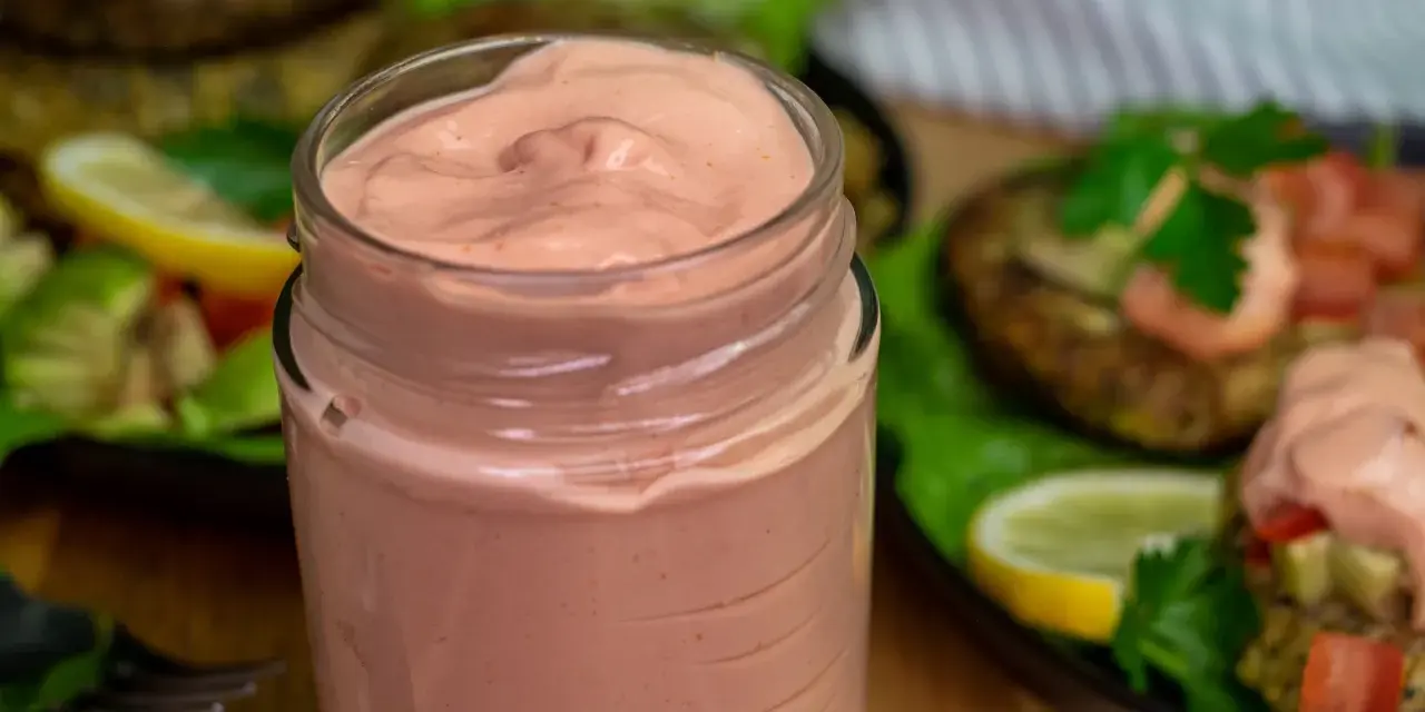 Un frasco de cremosa salsa rosada, perfecta para acompañar tus platillos veganos.